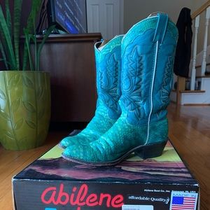 Teal cowboy boots 🤠 ✨